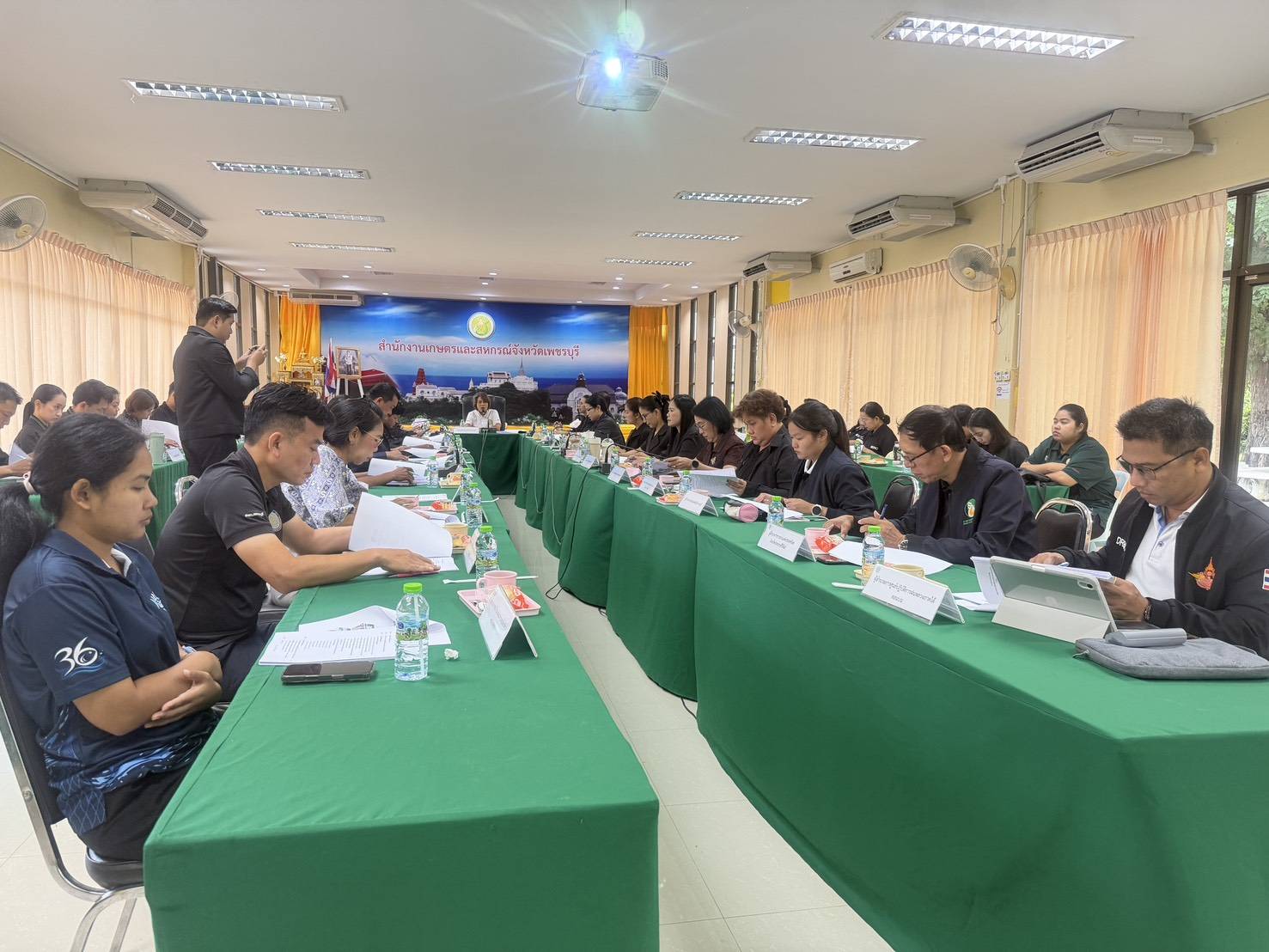 title - ปฏิรูปที่ดินจังหวัดเพชรบุรี พร้อมด้วย เจ้าหน้าที่ ส.ป.ก.เพชรบุรี ร่วมประชุมคณะกรรมการขับเคลื่อนงานด้านการเกษตรระดับจังหวัด